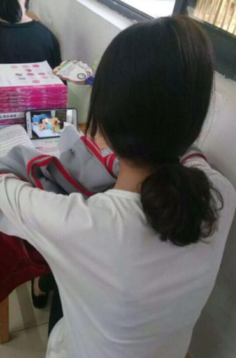 这么爱学习的妹子现在已经不多见了人物gif搞笑图片