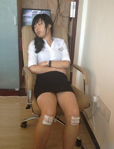 妹子的膝盖咋都受伤了呢人物gif搞笑图片