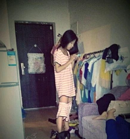 妹子，你敢穿上裤子再玩微信么？人物gif搞笑图片