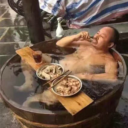 大爷还真的潇洒。。。人物gif搞笑图片