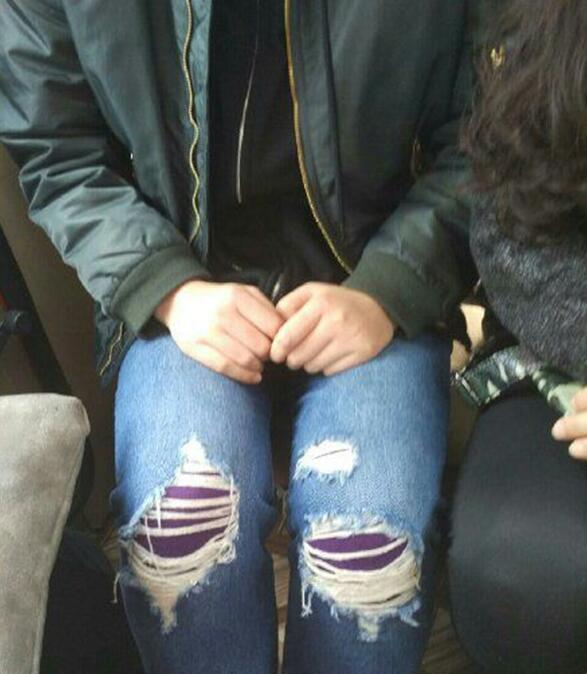 天冷了，穿了秋裤切记不要穿破洞裤人物gif搞笑图片