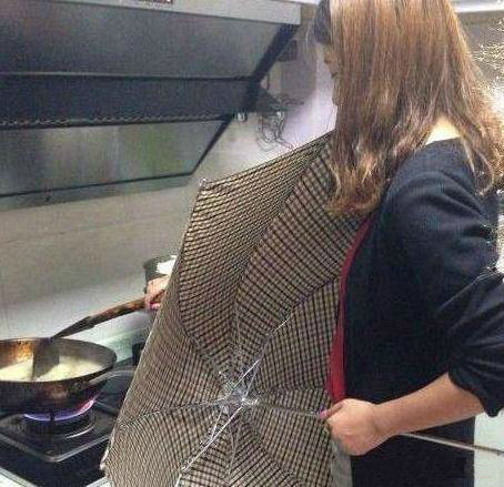 姑娘一看就是第一次下厨人物gif搞笑图片