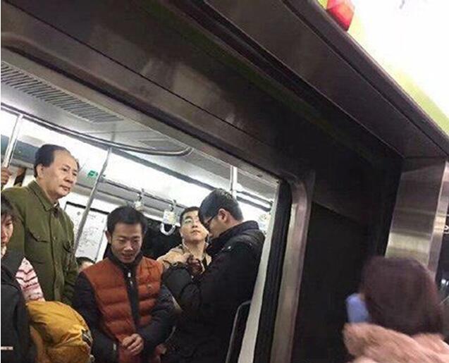 在地铁上看到了很面熟的人人物gif搞笑图片