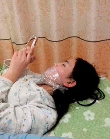 妹纸说，这样可以有效防止龅牙~人物gif搞笑图片