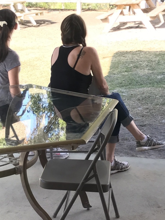 妹子，你这衣服有亮点啊人物gif搞笑图片