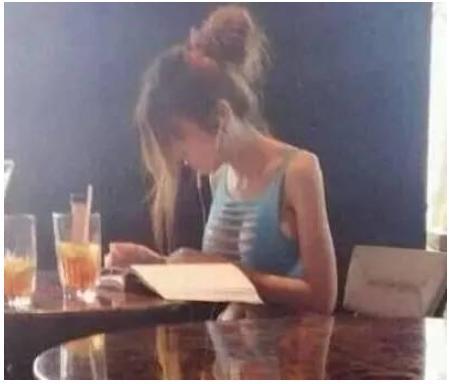 现在的女生也不顾及一下别人的感受，几根带子一挡就出来了人物gif搞笑图片