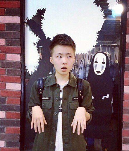 把鼻子去掉，你就是无脸男了人物gif搞笑图片