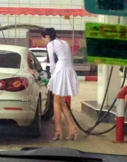 这么高的个子，还穿这么高的跟，加个油都费劲人物gif搞笑图片