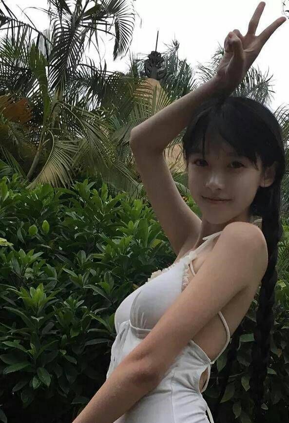 妹子这手势是在暗示我什么吗？人物gif搞笑图片