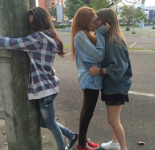 心疼抱电线杆的姑娘人物gif搞笑图片