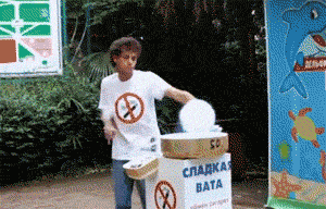 棉花糖都让你玩儿出新高度了人物gif搞笑图片