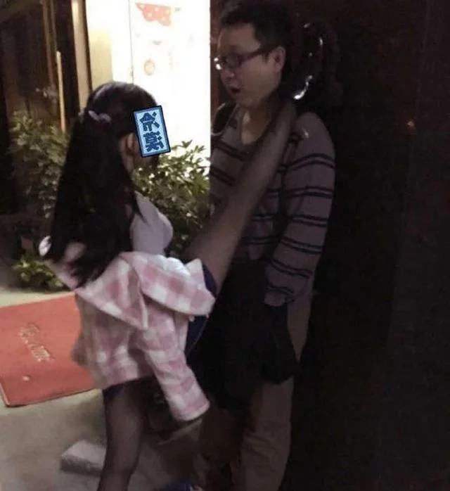 这妹子有两下子啊，一定没少用功吧人物gif搞笑图片