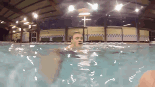 不要问我为什么这么帅！看我花式玩转水花。。。人物gif搞笑图片