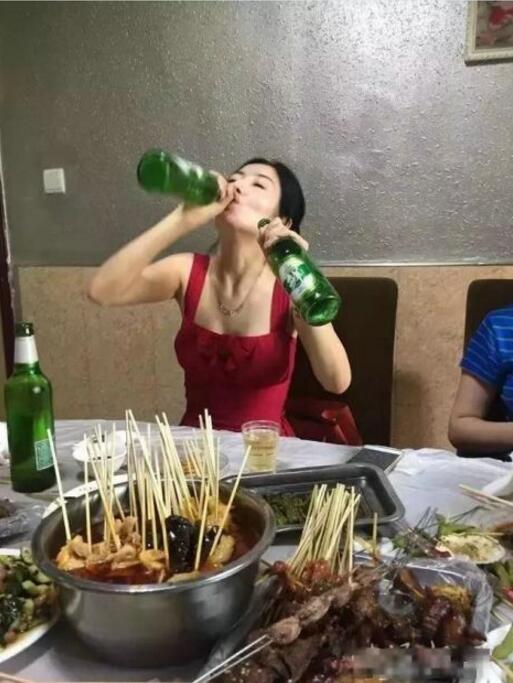 媳妇很爱喝酒，还时常和朋友聚会人物gif搞笑图片