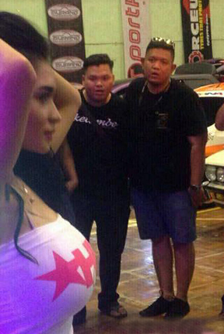 这身材VS这羡慕的表情，太到位了人物gif搞笑图片