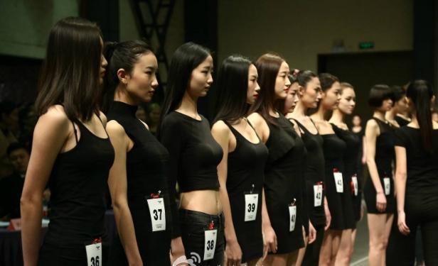 妹子们在干啥呢？人物gif搞笑图片