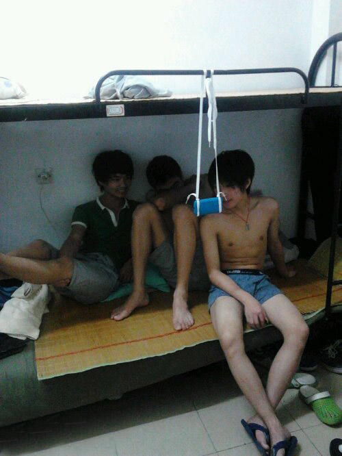 挂式手机，宿舍里男屌丝的最爱人物gif搞笑图片