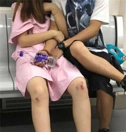 难道只有我能从这双腿上面看出职业的痕迹么？有没有同道的老司机？人物gif搞笑图片