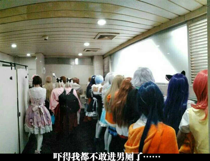 其实死宅还蛮纯情的，如果长的好看的话，估计直接摸进女厕去了人物gif搞笑图片