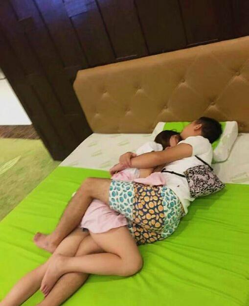 这睡姿也没谁了人物gif搞笑图片