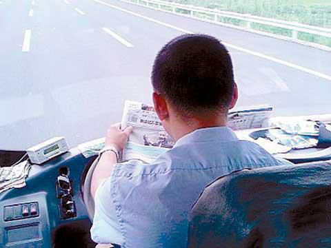 司机师傅真是厉害，开车都不忘关心国家大事人物gif搞笑图片