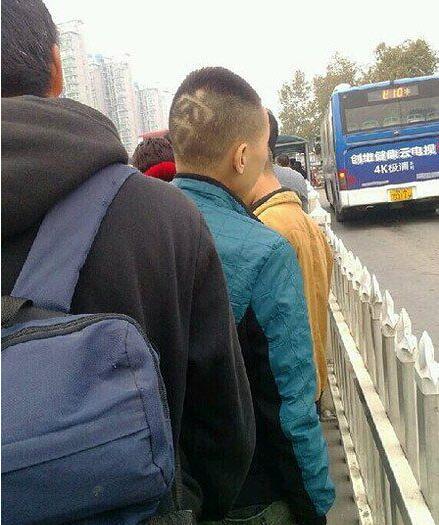 财不外露，哈哈我穷人物gif搞笑图片