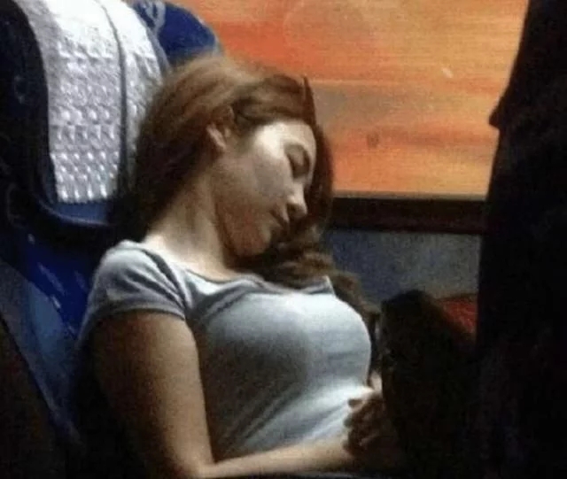 偷拍邻座的小姐姐人物gif搞笑图片