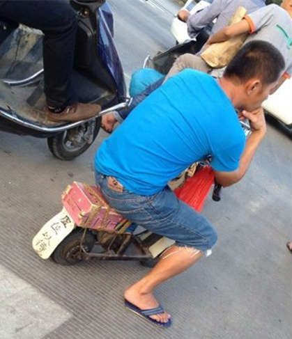 这么拉轰的车配上小哥你那忧郁的神态。。。人物gif搞笑图片