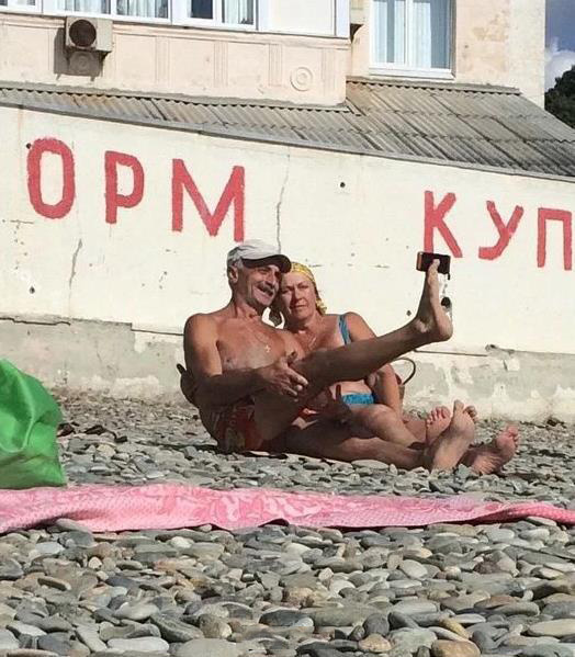 不愧是老司机，自带自拍杆人物gif搞笑图片