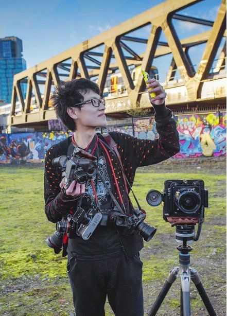 用了一圈才发现，手机才是真爱人物gif搞笑图片