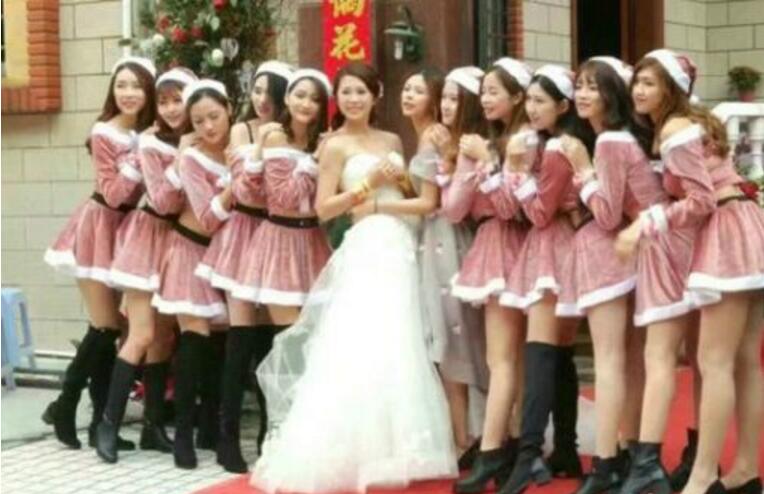 新娘闺蜜这么多，新郎肯定很幸福人物gif搞笑图片
