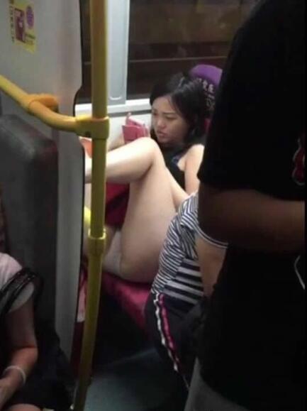 最讨厌这种不文明的行为，我狠狠的鄙视了一个多小时，就算坐过站了也要进行无声的抗议！人物gif搞笑图片