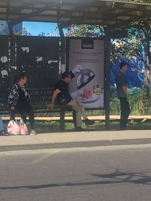 边吃早餐边等公交，真是幸福人物gif搞笑图片