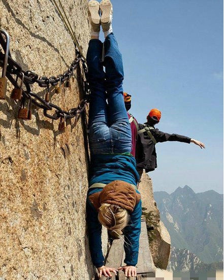 妹子你这是用生命在表演吗人物gif搞笑图片