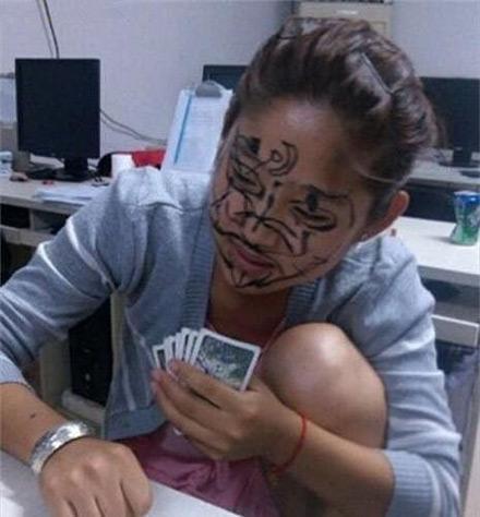 姑娘，你这手气多背呀，输成这样，还是别玩了人物gif搞笑图片