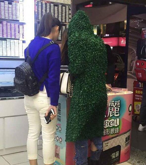 突然发现圣诞树怎么会动人物gif搞笑图片