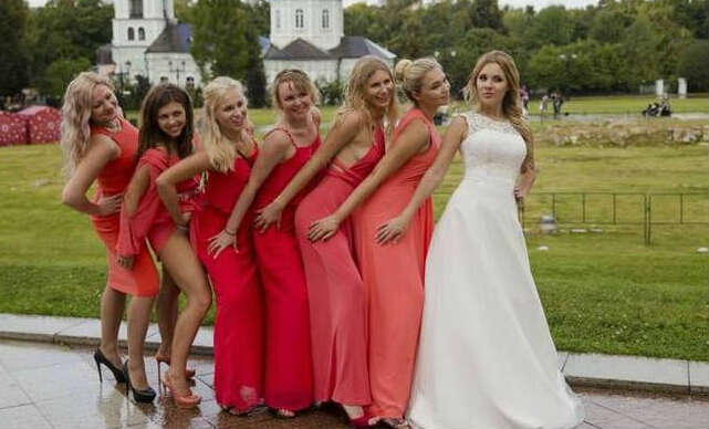 倒数第三个妹子，你在做神马？人物gif搞笑图片