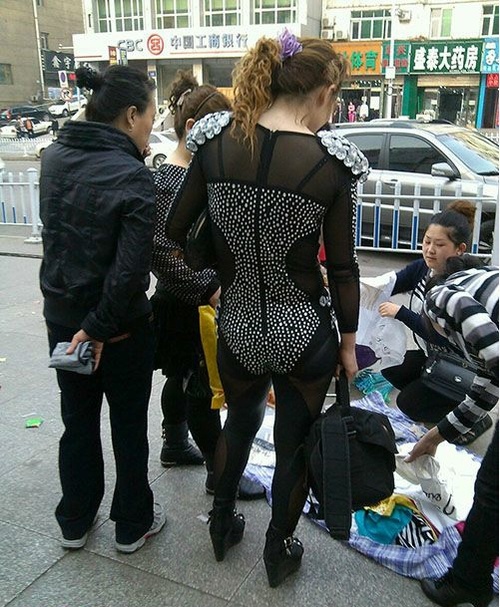 大姐真时髦，衣服哪买的？！人物gif搞笑图片