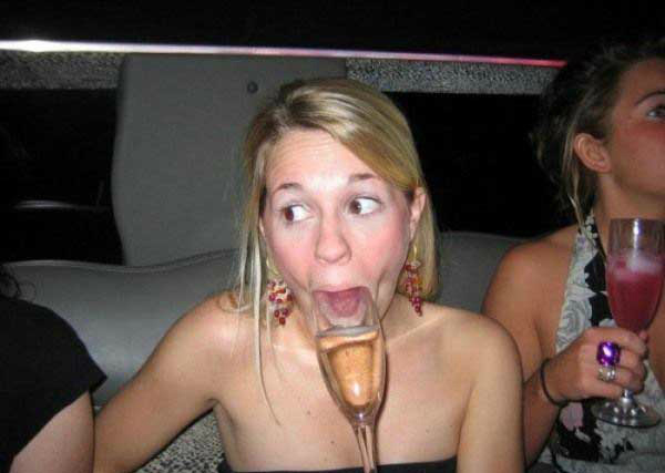 姐有特别的饮酒技巧人物gif搞笑图片