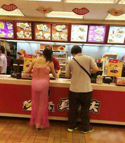 大姐，你让我怎么吃得下去人物gif搞笑图片