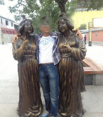 终于实现了左拥右抱的梦想～人物gif搞笑图片