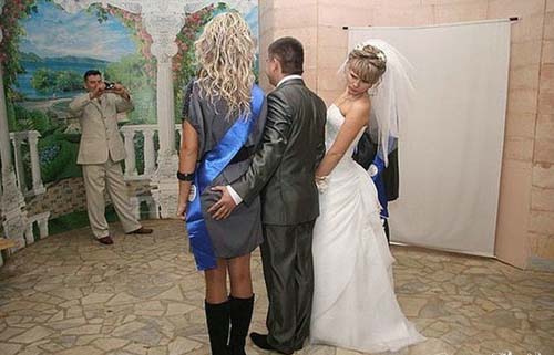 糟了，被老婆发现了我的咸猪手人物gif搞笑图片