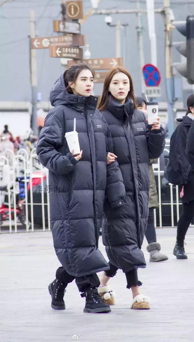 中戏校服应该算中国最好看的校服了吧？（妹子脚不冷？！）人物gif搞笑图片