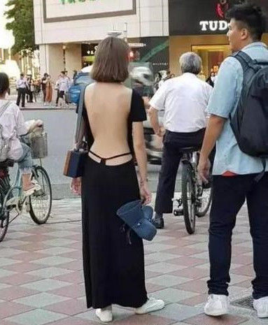 小姨子穿着这样上街，不知道我的岳母看见会不会抽死她，好担心呀人物gif搞笑图片