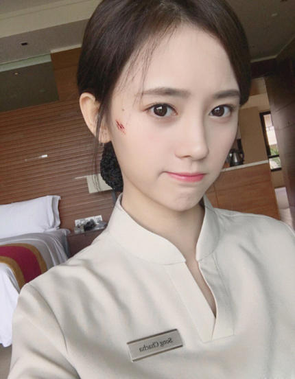 是不是？是不是发生了点什么啊人物gif搞笑图片