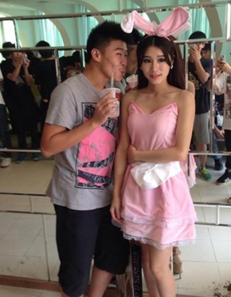 屌丝气质一下就暴露了，你知道外面有多少人想揍你吗人物gif搞笑图片