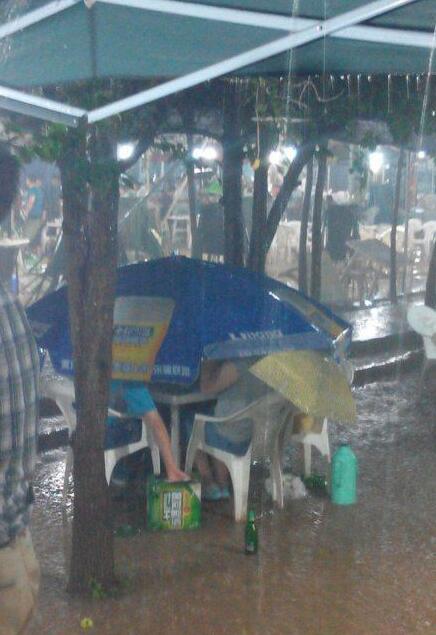 让我们忽略外界的纷纷扰扰，兄弟们吃起来～人物gif搞笑图片