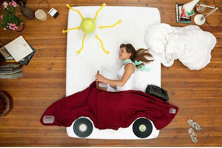 自娱自乐的欢乐妹子人物gif搞笑图片