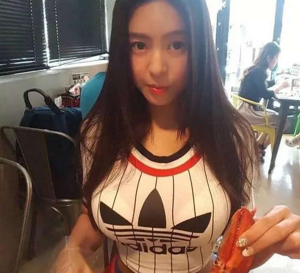 第一次见那么大的。。。螃蟹人物gif搞笑图片