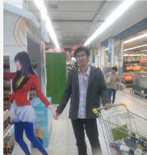 这辈子第一次牵美女的手人物gif搞笑图片